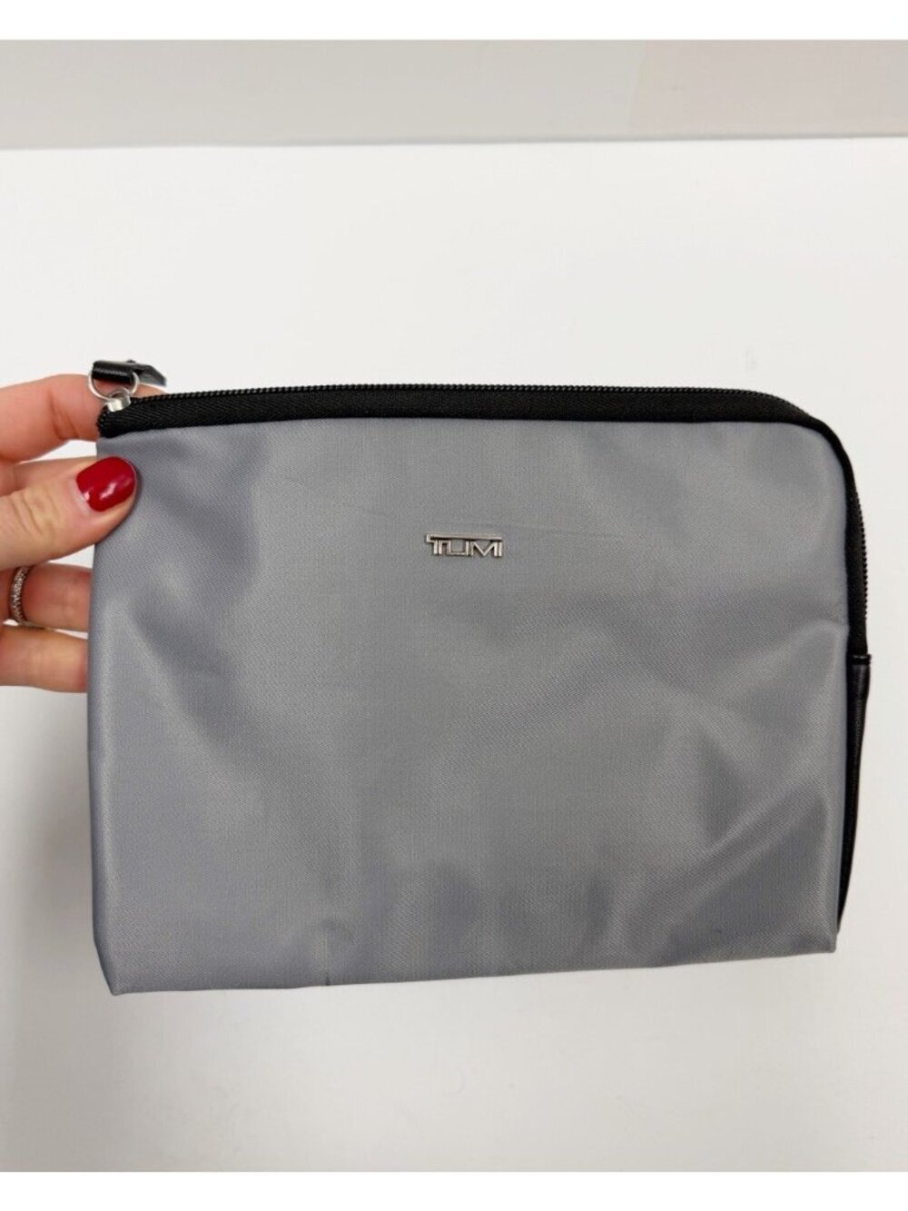 Tumi for Delta Travel Case Makeup Bag Women’s Grey - Picture 2 of 9
